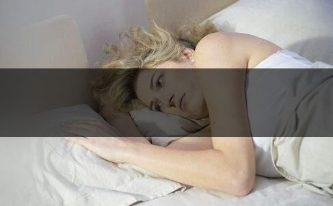 喝茶失眠怎樣才能快速入睡，這樣可以有效防止失-2