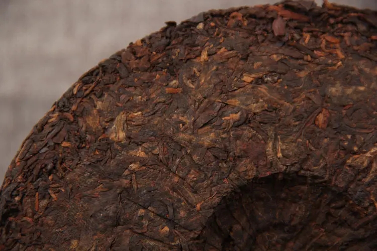 如何判斷普洱茶是否發(fā)霉？發(fā)霉的普洱茶應(yīng)該怎么處理？