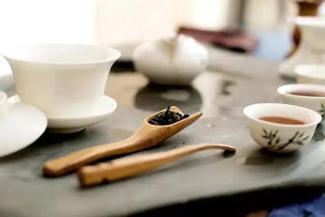 為什么有時喝茶嗓子會發(fā)干？